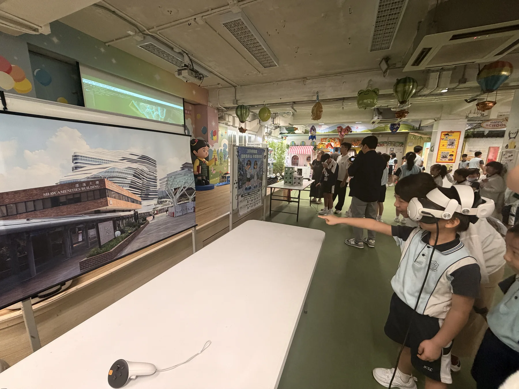 Student exploring architecture through XR at Yibo Science Day